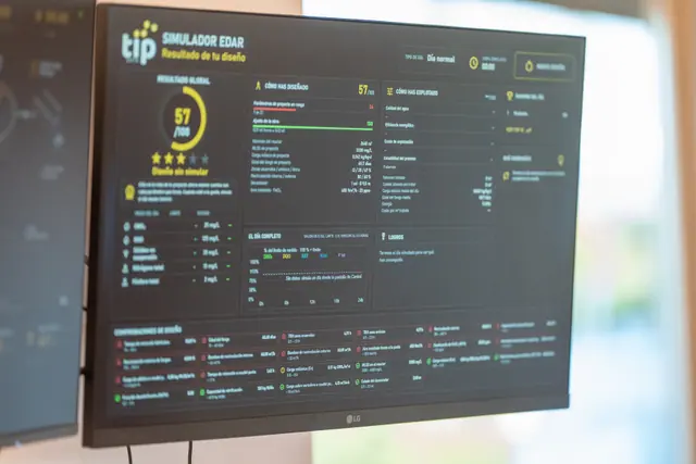 Pantalla del simulador EDAR con indicadores de proceso